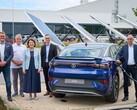 Dirigenti VW davanti alla nuova centralina di ricarica. (Fonte: Volkswagen)