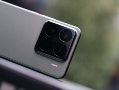 I modelli Xiaomi 16 Pro sembrano destinati a ricevere nuove fotocamere selfie da 50 MP. (Fonte immagine: Lee Qi)