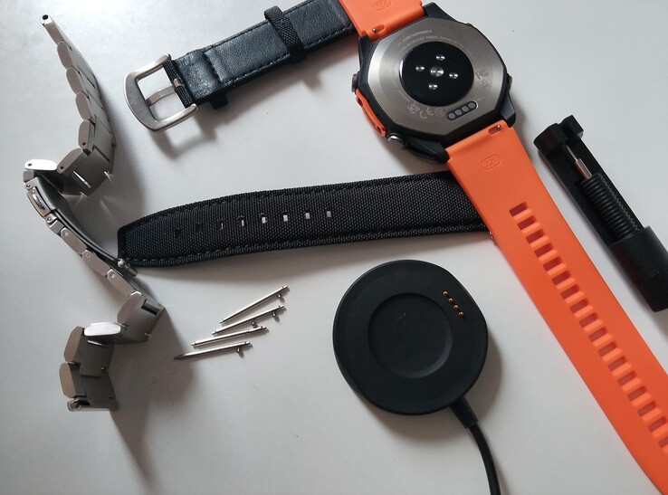 Nella confezione: 3 fasce diverse; strumenti; cavo di ricarica USB magnetico; documentazione stampata