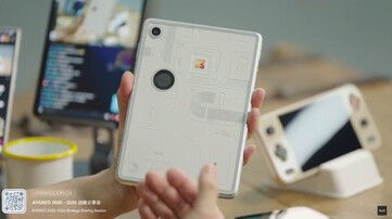 Il prototipo funzionante dell'Ayaneo Gaming Pad ha una sola fotocamera posteriore anziché due come mostrato nei rendering precedenti. (Fonte immagine: Ayaneo)