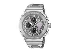 Il Casio GMC-B2100ADS-1A sembra avere una costruzione in più parti con transizioni visibili tra la lunetta, la parte centrale della cassa e il fondello.