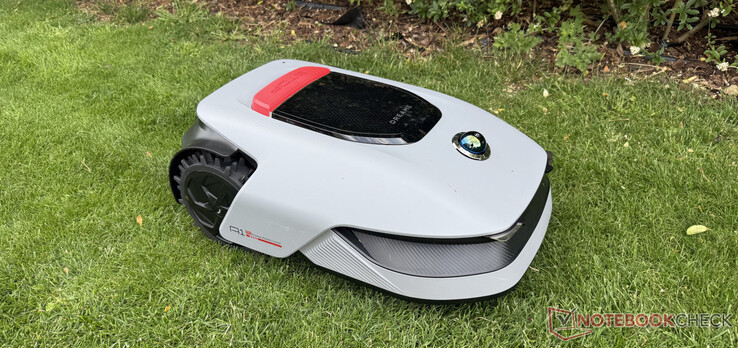 Il tosaerba robotico Dreame A1 Pro al lavoro