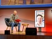 Il CEO di Tesla Elon Musk ha fatto un'apparizione virtuale a sorpresa alla riunione dei dirigenti della Volkswagen (Immagine: Herbert Diess / Twitter)