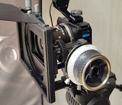 La videocamera GoPro Mission 1 Pro ILS con un obiettivo Laowa 17 mm T1.9 MFT Cine, montato in una gabbia Small Rig con follow focus e matte box.