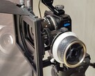La videocamera GoPro Mission 1 Pro ILS con un obiettivo Laowa 17 mm T1.9 MFT Cine, montato in una gabbia Small Rig con follow focus e matte box.