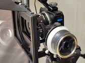 La videocamera GoPro Mission 1 Pro ILS con un obiettivo Laowa 17 mm T1.9 MFT Cine, montato in una gabbia Small Rig con follow focus e matte box.