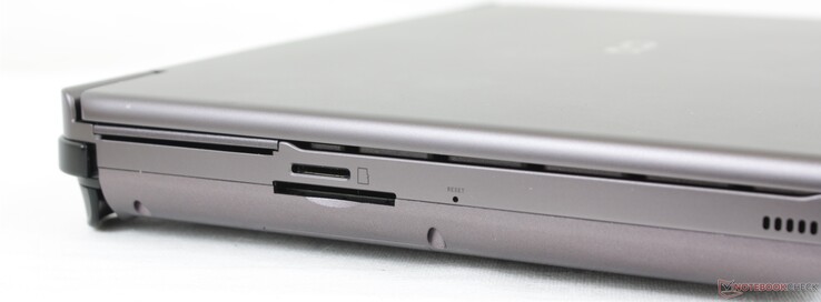 A sinistra: lettore MicroSD, lettore SD