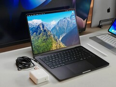 Il prossimo MacBook Pro OLED potrebbe essere notevolmente più leggero, ma alcuni appassionati temono compromessi in termini di autonomia, raffreddamento e porte.