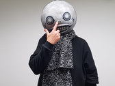 Una foto del creatore di Nier, Yoko Taro, con la sua maschera