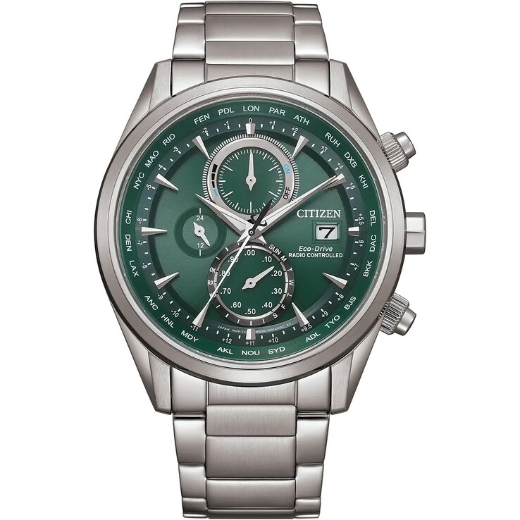 Citizen AT8260-85x con quadrante verde, tre contatori, cassa in acciaio inossidabile e bracciale a tre maglie.