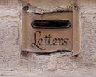Fessura in pietra per la posta con la parola «Letters» scolpita su una parete