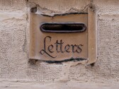 Fessura in pietra per la posta con la parola «Letters» scolpita su una parete