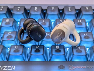 EarFun Clip 2 (a sinistra) e auricolari Baseus Inspire XC1 (a destra).