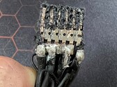 Un connettore di alimentazione 12VHPWR fuso. (Fonte: Laboratorio di igor)
