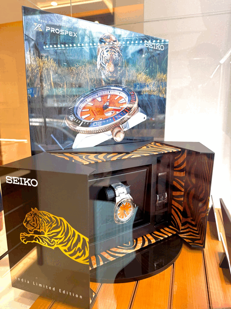 Il Seiko Prospex HBB005K1 è esposto nel suo cofanetto a tema tigre, caratterizzato da dettagli a strisce arancioni e nere che richiamano il manto della tigre e da un cinturino in silicone nero.