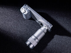 Il Vivo X300 Ultra con gli accessori della fotocamera collegati.