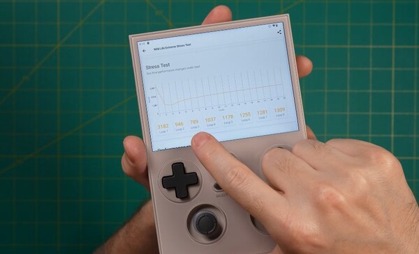 L'Anbernic RG477V inizialmente soffriva di un problema di prestazioni, ma è stato risolto con un OTA. (Fonte: Anbernic)