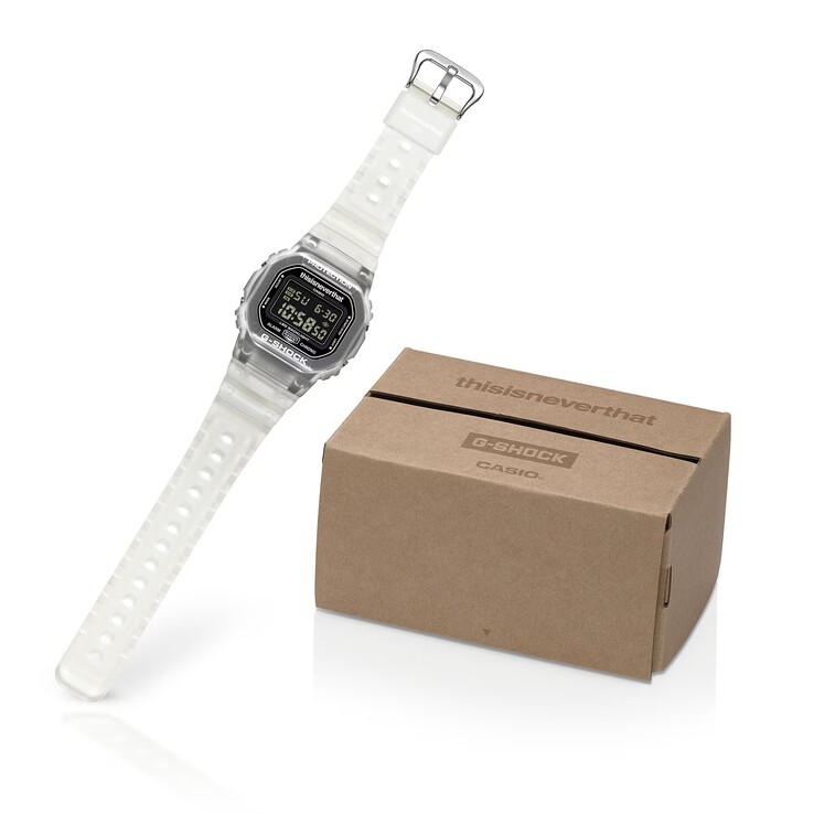 La confezione personalizzata del G-Shock DW-5600TNT-7 è esposta accanto all'orologio.
