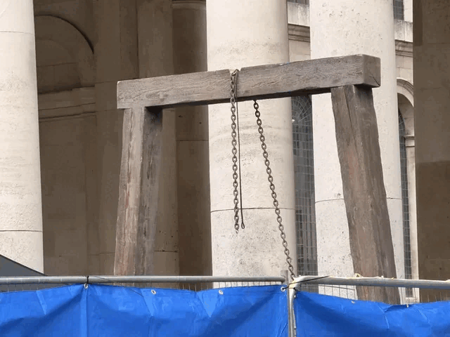 La forca potrebbe indicare il Mangia Sterco o una possibile ricreazione dell'introduzione.