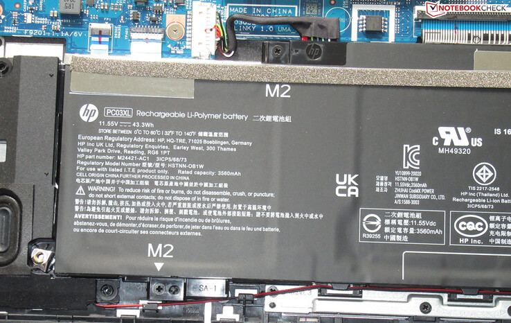 La batteria ha una capacità di 43,3 Wh.