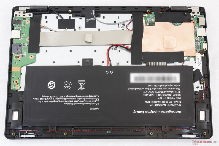 Per aprire il pannello inferiore è sufficiente un cacciavite a croce. Non ci sono opzioni di upgrade come previsto