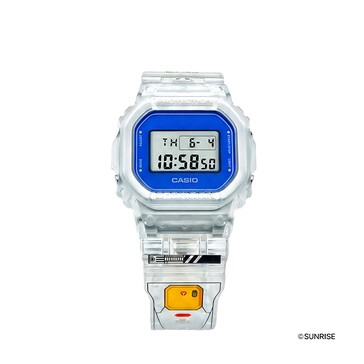 Primo piano di Casio G-Shock DW-5600GM26-7DR con cassa trasparente, cornice blu della lunetta