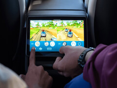 Bambini che giocano ai giochi arcade sul retro di una Tesla Model Y. (Fonte: Tesla)