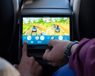 Bambini che giocano ai giochi arcade sul retro di una Tesla Model Y. (Fonte: Tesla)
