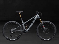 La mountain bike elettrica Pivot Shuttle SL più leggera pesa 36,3 libbre (~16,4 kg). (Fonte: Pivot)