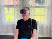Mark (64 anni), è stato in grado di giocare a Solitario utilizzando i suoi pensieri, la BCI di Synchron e l'auricolare Apple Vision Pro. (Fonte: Business Wire) 