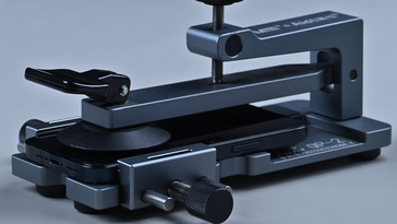 Rimozione dello schermo con un aspiratore.