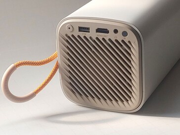 Il pulsante di accensione di Yaber T1 Pro, le porte USB e HDMI, il jack per le cuffie e il sensore IR si trovano sul retro dell'unità di proiezione. (Fonte immagine: Notebookcheck)