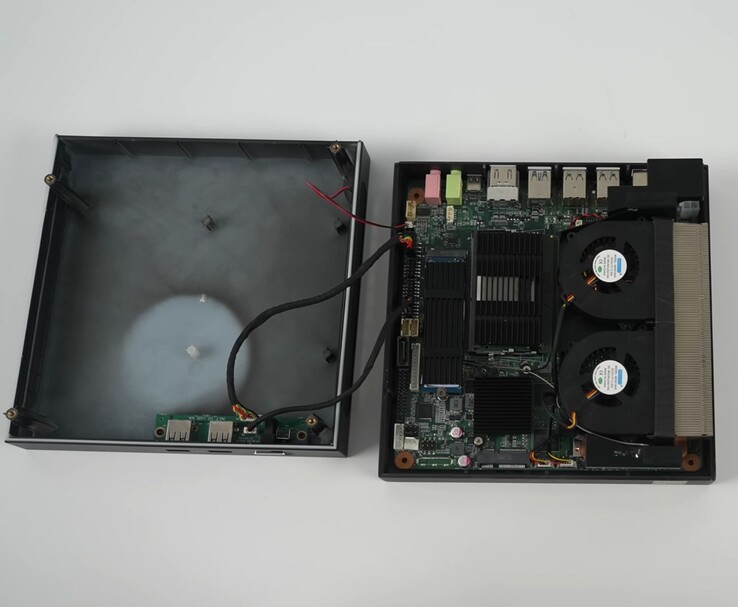 Il mini PC da gioco Yohris si apre, mostrando il sistema di raffreddamento a doppia ventola, la scheda madre e gli slot aggiornabili (Fonte immagine: ETA PRIME/YouTube)