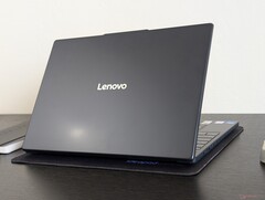 L&#039;IdeaPad Slim 3 15 15IRH10R è passato a un rapporto di aspetto 16:10 con un clickpad più grande, ma la porta di ricarica AC proprietaria lascia un sapore amaro (Fonte: Notebookcheck)