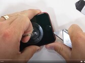 JerryRigEverything alle prese con il dispositivo