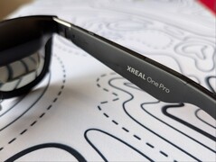 Xreal One Pro tempio destro con il marchio