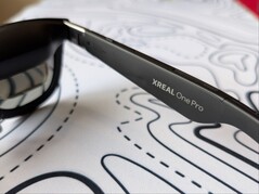 Xreal One Pro tempio destro con il marchio