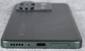 sul fondo dello chassis (altoparlante, microfono, porta USB, vassoio SIM/microSD)