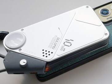 L'Aulumu M10 sporge oltre il bordo inferiore del telefono.