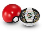 Casio G-Shock Pokémon 30° Anniversario GA-110, esposto all’interno di un cofanetto a forma di Poké Ball con un inserto decorativo raffigurante 30 Pokémon.