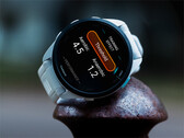 Garmin sta distribuendo gradualmente il software 26.08 agli smartwatch Forerunner più vecchi a livello globale, compreso il Forerunner 165 nella foto. (Fonte: Garmin)