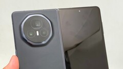 Honor ha rivelato la data di lancio del successore di Honor Magic V3 (nella foto) il 18 giugno 2025. (Fonte immagine: Weibo)