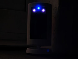 Il LED di attività è blu, le luci IR sono rosse.