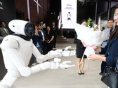Elogi per Nvidia e una sfida a Tesla Optimus e BYD Xiao Di: il robot dotato di IA CLOiD di LG accoglie gli ospiti a Seul. LG e Nvidia intendono avvalersi di 100.000 ore di addestramento dell’intelligenza artificiale per puntare ai mercati dei robot domestici e industriali.