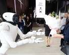 Elogi per Nvidia e una sfida a Tesla Optimus e BYD Xiao Di: il robot dotato di IA CLOiD di LG accoglie gli ospiti a Seul. LG e Nvidia intendono avvalersi di 100.000 ore di addestramento dell’intelligenza artificiale per puntare ai mercati dei robot domestici e industriali.