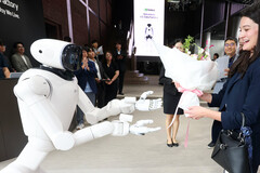 Elogi per Nvidia e una sfida a Tesla Optimus e BYD Xiao Di: il robot dotato di IA CLOiD di LG accoglie gli ospiti a Seul. LG e Nvidia intendono avvalersi di 100.000 ore di addestramento dell’intelligenza artificiale per puntare ai mercati dei robot domestici e industriali.