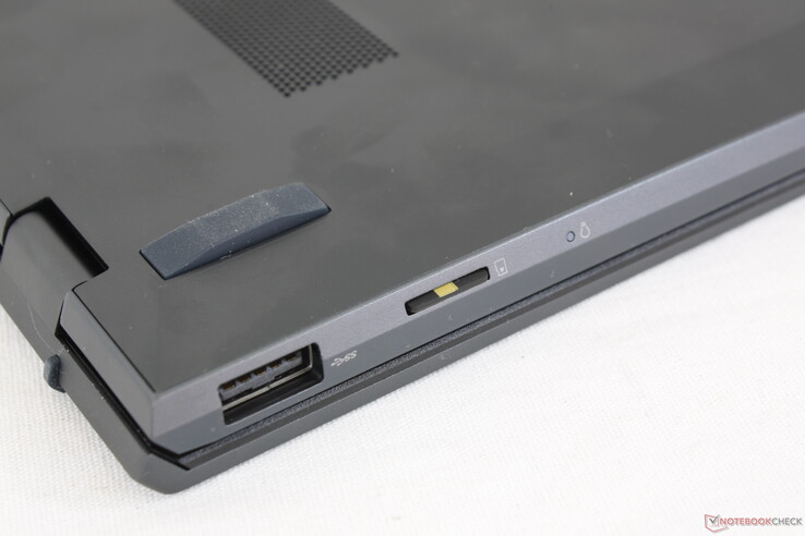 La scheda MicroSD deve essere inserita a testa in giù, a differenza della maggior parte degli altri portatili