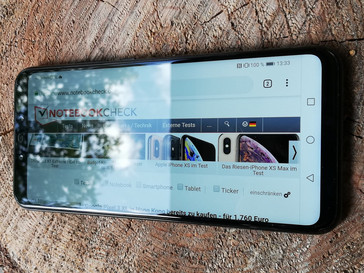 Un esempio del display Huawei Mate 20 Lite altamente riflettente