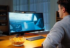 La ScreenBar Pro di BenQ si accende automaticamente quando qualcuno si avvicina al monitor. (Immagine: BenQ)