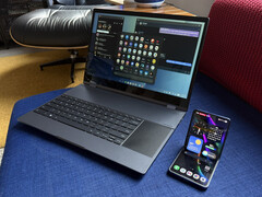 Il Galaxy Z Flip7 collegato in modalità wireless con un NexDock XL. (Fonte: Michael Fisher)